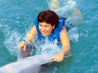 Nadar con delfines